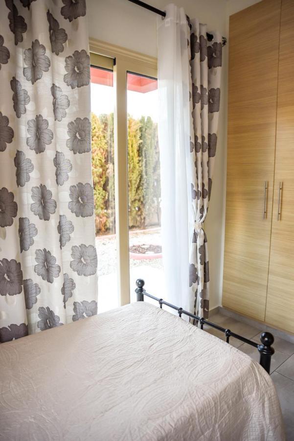 Beautiful Apartment Near The Sea And A Large Private Garden 파포스 외부 사진