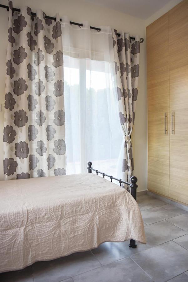 Beautiful Apartment Near The Sea And A Large Private Garden 파포스 외부 사진