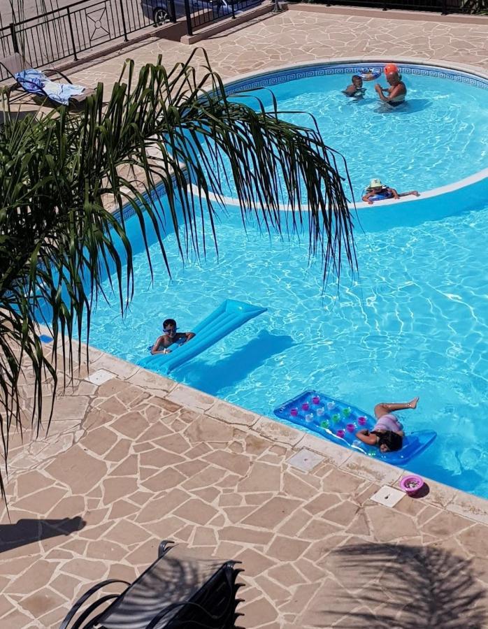 Beautiful Apartment Near The Sea And A Large Private Garden 파포스 외부 사진