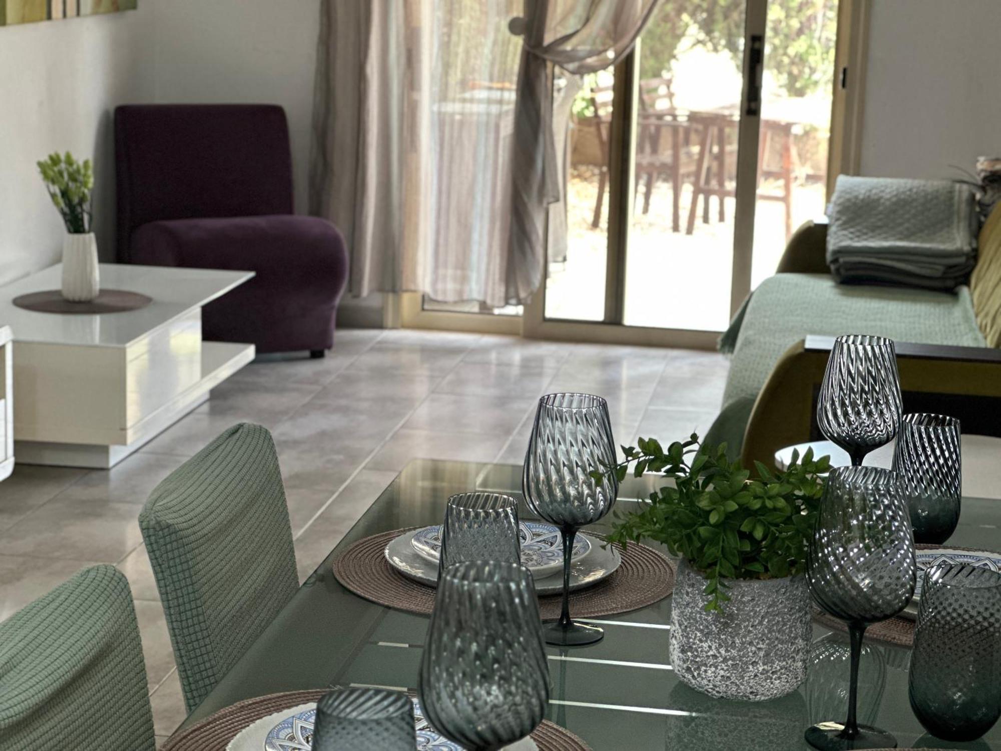 Beautiful Apartment Near The Sea And A Large Private Garden 파포스 외부 사진